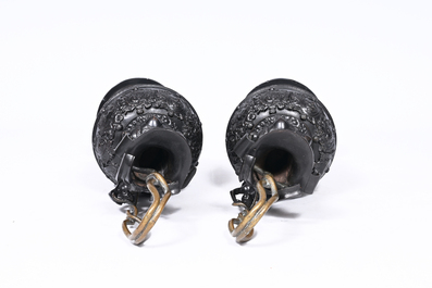 Paire de cruches historicistes en fonte partiellement patin&eacute; noir avec une riche d&eacute;coration en relief, France, vers 1900