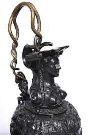 Paire de cruches historicistes en fonte partiellement patin&eacute; noir avec une riche d&eacute;coration en relief, France, vers 1900