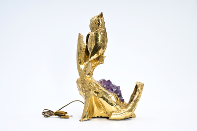 Henri Fernandez (1946): Lampe de table en forme de chouette sur branche pour l'atelier Jacques Duval-Brasseur, am&eacute;thyste et cuivre dor&eacute;