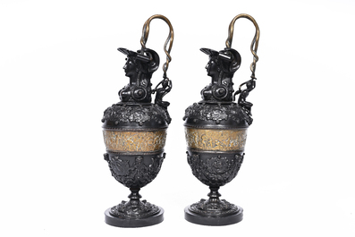 Paire de cruches historicistes en fonte partiellement patin&eacute; noir avec une riche d&eacute;coration en relief, France, vers 1900