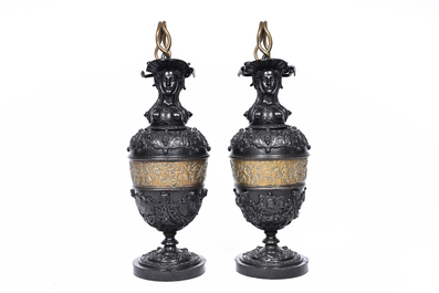 Paire de cruches historicistes en fonte partiellement patin&eacute; noir avec une riche d&eacute;coration en relief, France, vers 1900