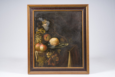 &Eacute;cole europ&eacute;enne: Nature morte aux fruits et au citron sur un plateau en &eacute;tain, huile sur toile, seconde moiti&eacute; du 18&egrave;me si&egrave;cle