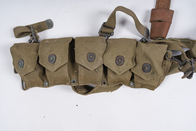 Collection vari&eacute;e d'&eacute;quipements militaires, principalement des ceintures et des masques &agrave; gaz, 20&egrave;me si&egrave;cle