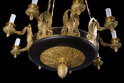 Lustre Empire &agrave; neuf lumi&egrave;res en bronze dor&eacute; et patin&eacute; &agrave; d&eacute;cor de cygnes et de palmettes, France, d&eacute;but du 19&egrave;me si&egrave;cle
