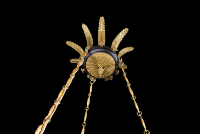 Lustre Empire &agrave; neuf lumi&egrave;res en bronze dor&eacute; et patin&eacute; &agrave; d&eacute;cor de cygnes et de palmettes, France, d&eacute;but du 19&egrave;me si&egrave;cle