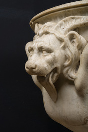 Imposant bassin en marbre blanc de Carrare avec trois lions ail&eacute;s, Italie, 18&egrave;me si&egrave;cle