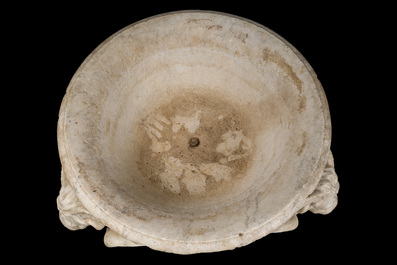 Imposant bassin en marbre blanc de Carrare avec trois lions ail&eacute;s, Italie, 18&egrave;me si&egrave;cle