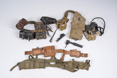 Collection vari&eacute;e d'&eacute;quipements militaires, principalement des ceintures et des masques &agrave; gaz, 20&egrave;me si&egrave;cle