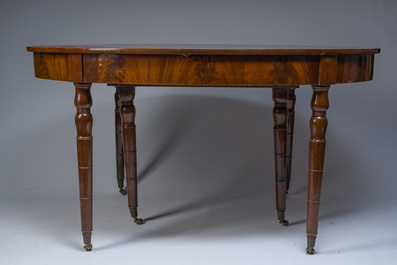 Table ovale en bois d'acajou avec six chaises assorties &agrave; pieds en sabre, France, premi&egrave;re moiti&eacute; du 19&egrave;me si&egrave;cle