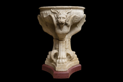 Imposant bassin en marbre blanc de Carrare avec trois lions ail&eacute;s, Italie, 18&egrave;me si&egrave;cle