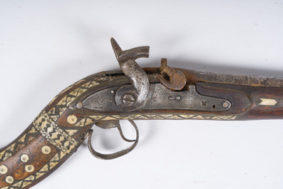 Deux mousquets incrust&eacute;s d'os ou Moukahla (moukalla), Syrie, 19&egrave;me si&egrave;cle