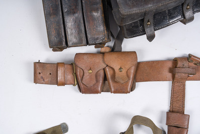 Collection vari&eacute;e d'&eacute;quipements militaires, principalement des ceintures et des masques &agrave; gaz, 20&egrave;me si&egrave;cle