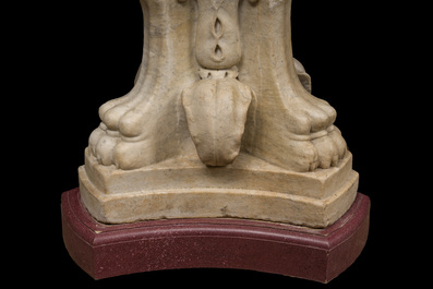 Imposant bassin en marbre blanc de Carrare avec trois lions ail&eacute;s, Italie, 18&egrave;me si&egrave;cle