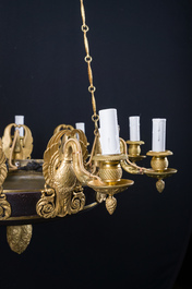 Lustre Empire &agrave; neuf lumi&egrave;res en bronze dor&eacute; et patin&eacute; &agrave; d&eacute;cor de cygnes et de palmettes, France, d&eacute;but du 19&egrave;me si&egrave;cle
