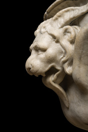 Imposant bassin en marbre blanc de Carrare avec trois lions ail&eacute;s, Italie, 18&egrave;me si&egrave;cle