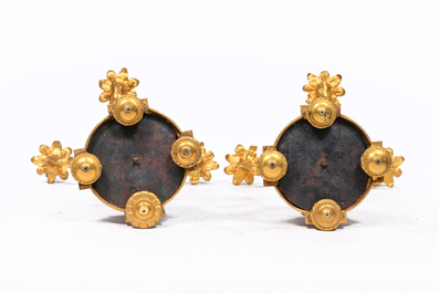 Garniture de chemin&eacute;e en trois pi&egrave;ces en bronze patin&eacute; et dor&eacute; couronn&eacute;e de deux putti avec un nid d'oiseau, France, 19&egrave;me si&egrave;cle