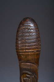 B&acirc;ton en bambou &agrave; d&eacute;cor de dragon en relief, sign&eacute;, Japon, Meiji, vers 1900