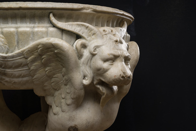 Imposant bassin en marbre blanc de Carrare avec trois lions ail&eacute;s, Italie, 18&egrave;me si&egrave;cle