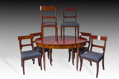 Table ovale en bois d'acajou avec six chaises assorties &agrave; pieds en sabre, France, premi&egrave;re moiti&eacute; du 19&egrave;me si&egrave;cle