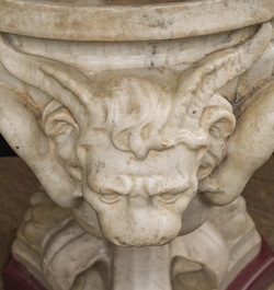 Imposant bassin en marbre blanc de Carrare avec trois lions ail&eacute;s, Italie, 18&egrave;me si&egrave;cle