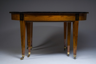 Table ovale en bois d'acajou avec quatorze chaises assorties &agrave; pieds en balustre et sabre, France, premi&egrave;re moiti&eacute; du 19&egrave;me si&egrave;cle