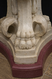 Imposant bassin en marbre blanc de Carrare avec trois lions ail&eacute;s, Italie, 18&egrave;me si&egrave;cle