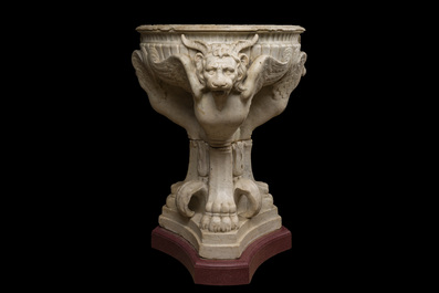 Imposant bassin en marbre blanc de Carrare avec trois lions ail&eacute;s, Italie, 18&egrave;me si&egrave;cle