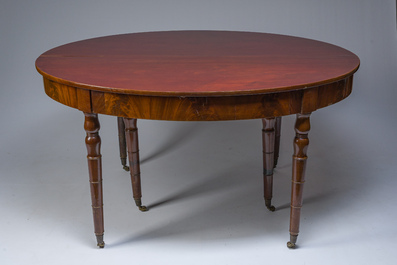Table ovale en bois d'acajou avec six chaises assorties &agrave; pieds en sabre, France, premi&egrave;re moiti&eacute; du 19&egrave;me si&egrave;cle