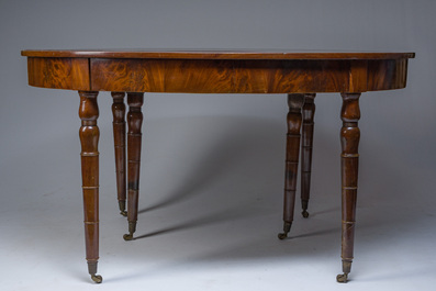 Table ovale en bois d'acajou avec six chaises assorties &agrave; pieds en sabre, France, premi&egrave;re moiti&eacute; du 19&egrave;me si&egrave;cle