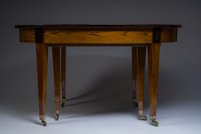Table ovale en bois d'acajou avec quatorze chaises assorties &agrave; pieds en balustre et sabre, France, premi&egrave;re moiti&eacute; du 19&egrave;me si&egrave;cle