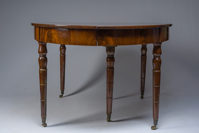 Table ovale en bois d'acajou avec six chaises assorties &agrave; pieds en sabre, France, premi&egrave;re moiti&eacute; du 19&egrave;me si&egrave;cle