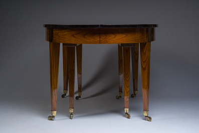 Table ovale en bois d'acajou avec quatorze chaises assorties &agrave; pieds en balustre et sabre, France, premi&egrave;re moiti&eacute; du 19&egrave;me si&egrave;cle