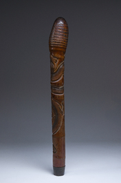 B&acirc;ton en bambou &agrave; d&eacute;cor de dragon en relief, sign&eacute;, Japon, Meiji, vers 1900