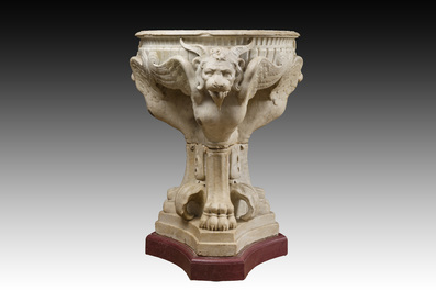 Imposant bassin en marbre blanc de Carrare avec trois lions ail&eacute;s, Italie, 18&egrave;me si&egrave;cle