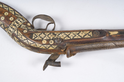 Deux mousquets incrust&eacute;s d'os ou Moukahla (moukalla), Syrie, 19&egrave;me si&egrave;cle