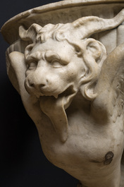 Imposant bassin en marbre blanc de Carrare avec trois lions ail&eacute;s, Italie, 18&egrave;me si&egrave;cle
