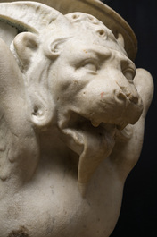 Imposant bassin en marbre blanc de Carrare avec trois lions ail&eacute;s, Italie, 18&egrave;me si&egrave;cle