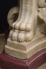 Imposant bassin en marbre blanc de Carrare avec trois lions ail&eacute;s, Italie, 18&egrave;me si&egrave;cle