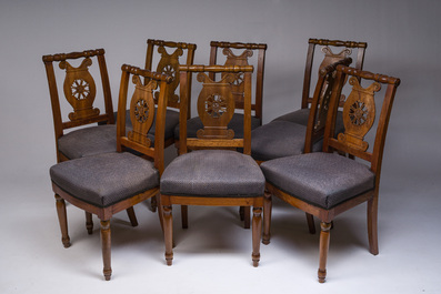 Table ovale en bois d'acajou avec quatorze chaises assorties &agrave; pieds en balustre et sabre, France, premi&egrave;re moiti&eacute; du 19&egrave;me si&egrave;cle