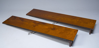 Table ovale en bois d'acajou avec quatorze chaises assorties &agrave; pieds en balustre et sabre, France, premi&egrave;re moiti&eacute; du 19&egrave;me si&egrave;cle