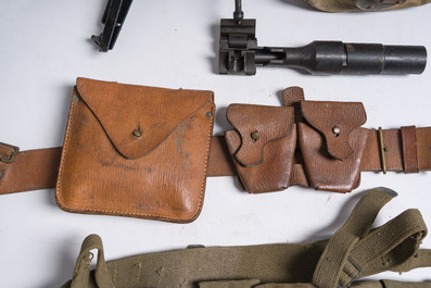 Collection vari&eacute;e d'&eacute;quipements militaires, principalement des ceintures et des masques &agrave; gaz, 20&egrave;me si&egrave;cle