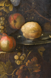 &Eacute;cole europ&eacute;enne: Nature morte aux fruits et au citron sur un plateau en &eacute;tain, huile sur toile, seconde moiti&eacute; du 18&egrave;me si&egrave;cle
