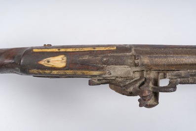 Deux mousquets incrust&eacute;s d'os ou Moukahla (moukalla), Syrie, 19&egrave;me si&egrave;cle