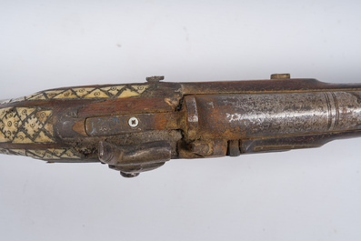 Deux mousquets incrust&eacute;s d'os ou Moukahla (moukalla), Syrie, 19&egrave;me si&egrave;cle