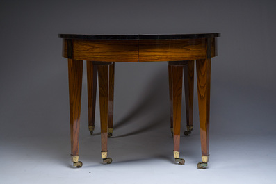 Table ovale en bois d'acajou avec quatorze chaises assorties &agrave; pieds en balustre et sabre, France, premi&egrave;re moiti&eacute; du 19&egrave;me si&egrave;cle