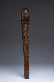 B&acirc;ton en bambou &agrave; d&eacute;cor de dragon en relief, sign&eacute;, Japon, Meiji, vers 1900