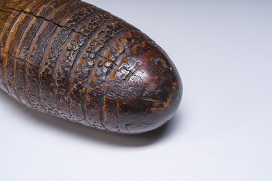 B&acirc;ton en bambou &agrave; d&eacute;cor de dragon en relief, sign&eacute;, Japon, Meiji, vers 1900