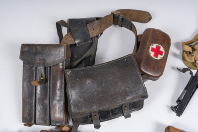 Collection vari&eacute;e d'&eacute;quipements militaires, principalement des ceintures et des masques &agrave; gaz, 20&egrave;me si&egrave;cle