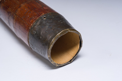 B&acirc;ton en bambou &agrave; d&eacute;cor de dragon en relief, sign&eacute;, Japon, Meiji, vers 1900