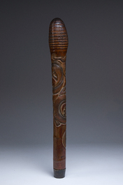 B&acirc;ton en bambou &agrave; d&eacute;cor de dragon en relief, sign&eacute;, Japon, Meiji, vers 1900